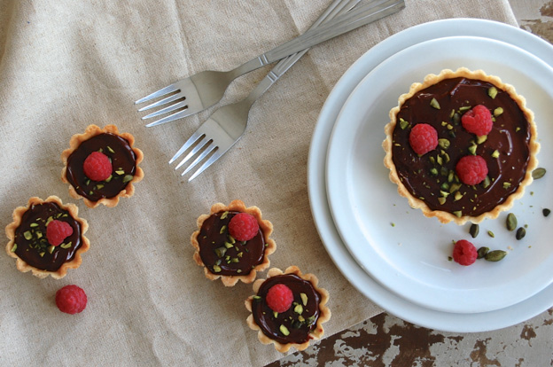 Copenhagencakes on Scandinavia standard - Minitærter med chokoladeganache, hindbærcoulis og crunchy hasselnødder (Mini pies with chocolate ganache, raspberry and crunchy hazelnuts)-2