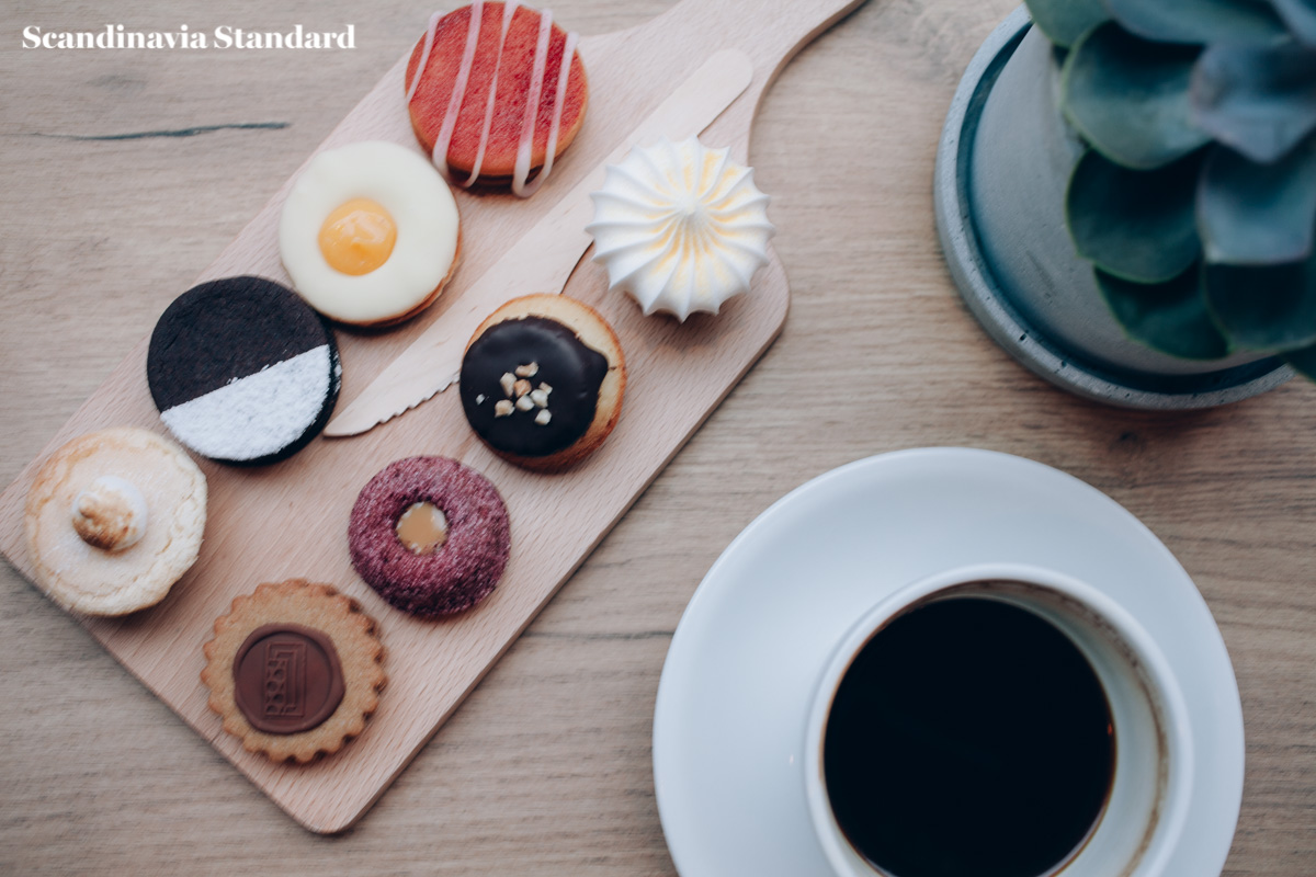Lakkerbaer småkager og kaffe - Danish Small Cakes - Must Visit Copenhagen | Scandinavia Standard
