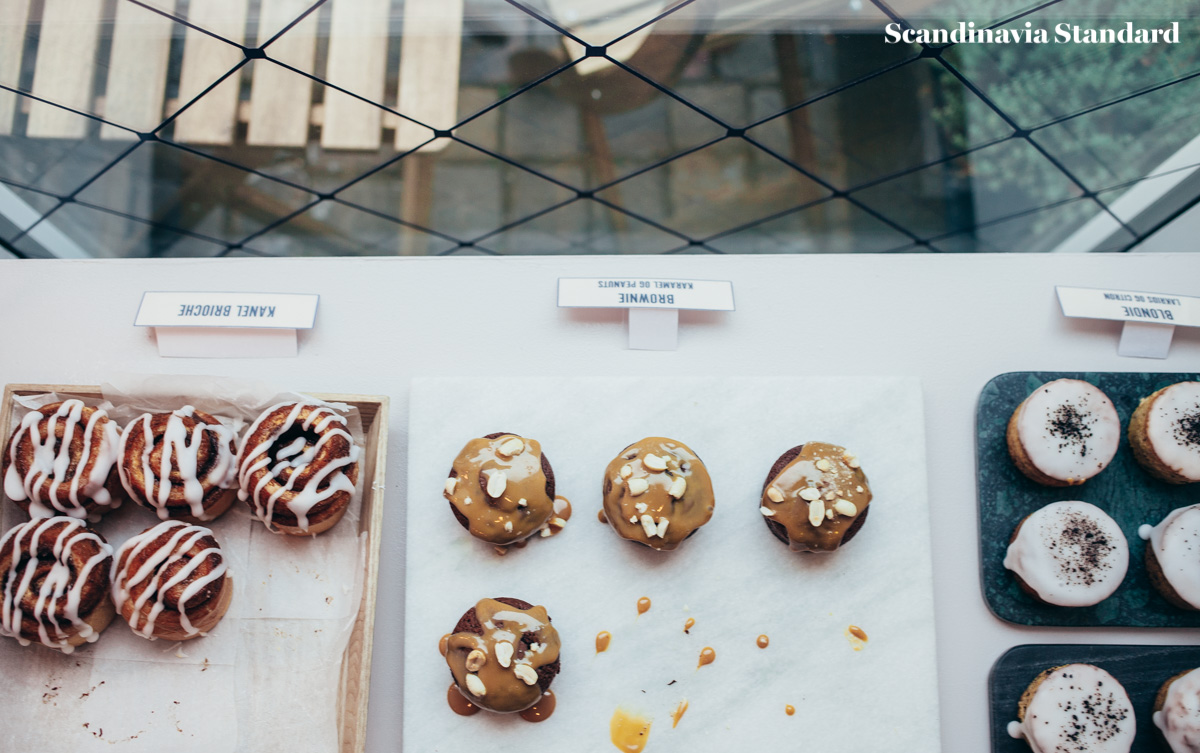 Leckerbaer - Small Cakes on Windowsill | Scandinavia Standard