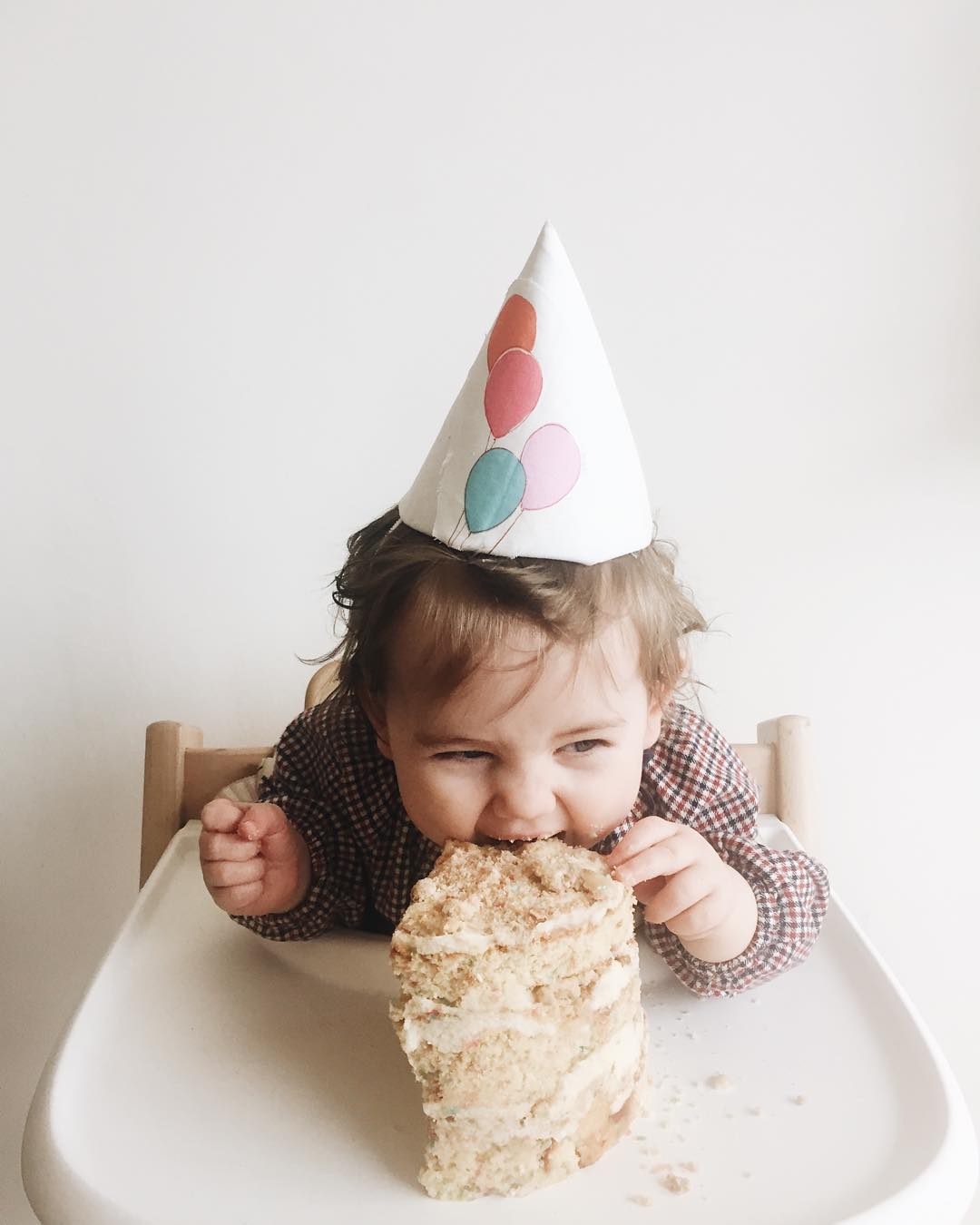 Abi with Lager Cake Lagkage Danish Children's Birthday party by Miriam Bak McKenna | Scandinavia Standard